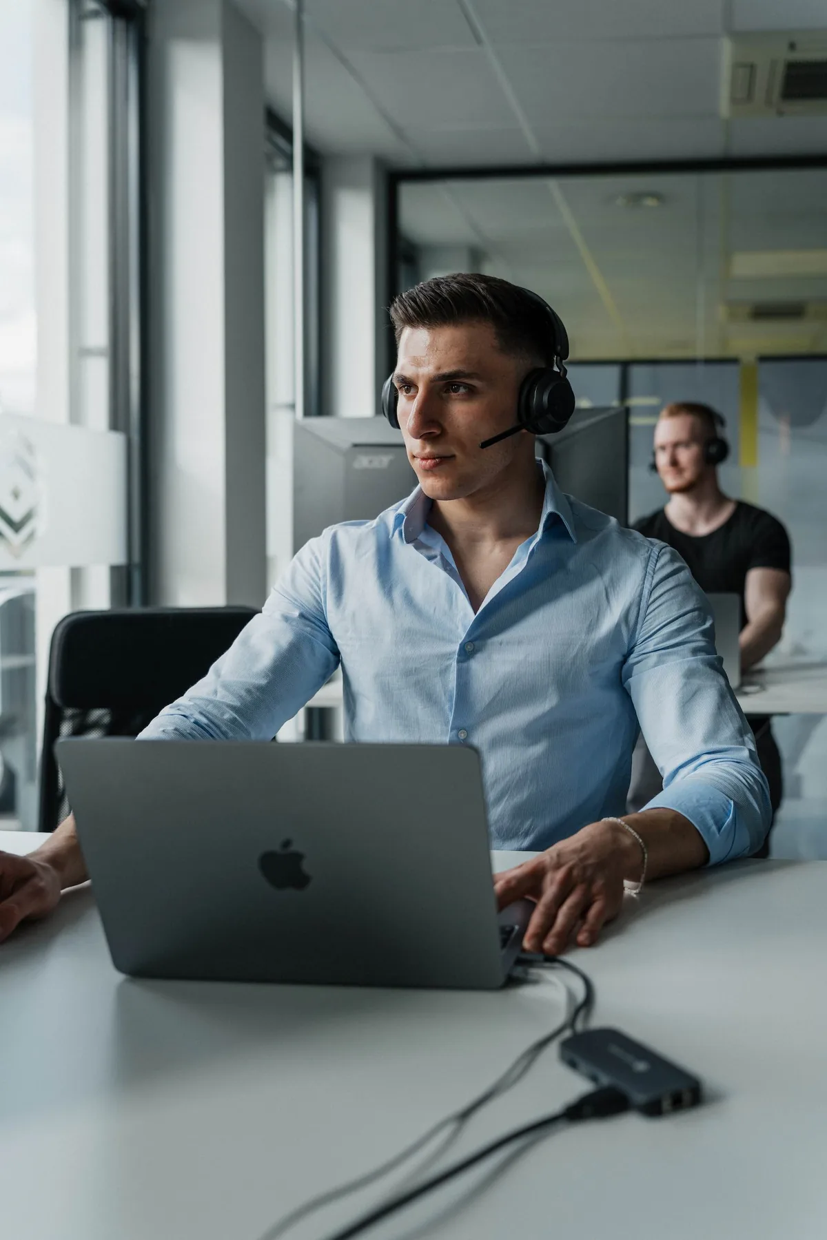 Mitarbeiter von Haag & Sondershausen im Kundengespräch mit Headset