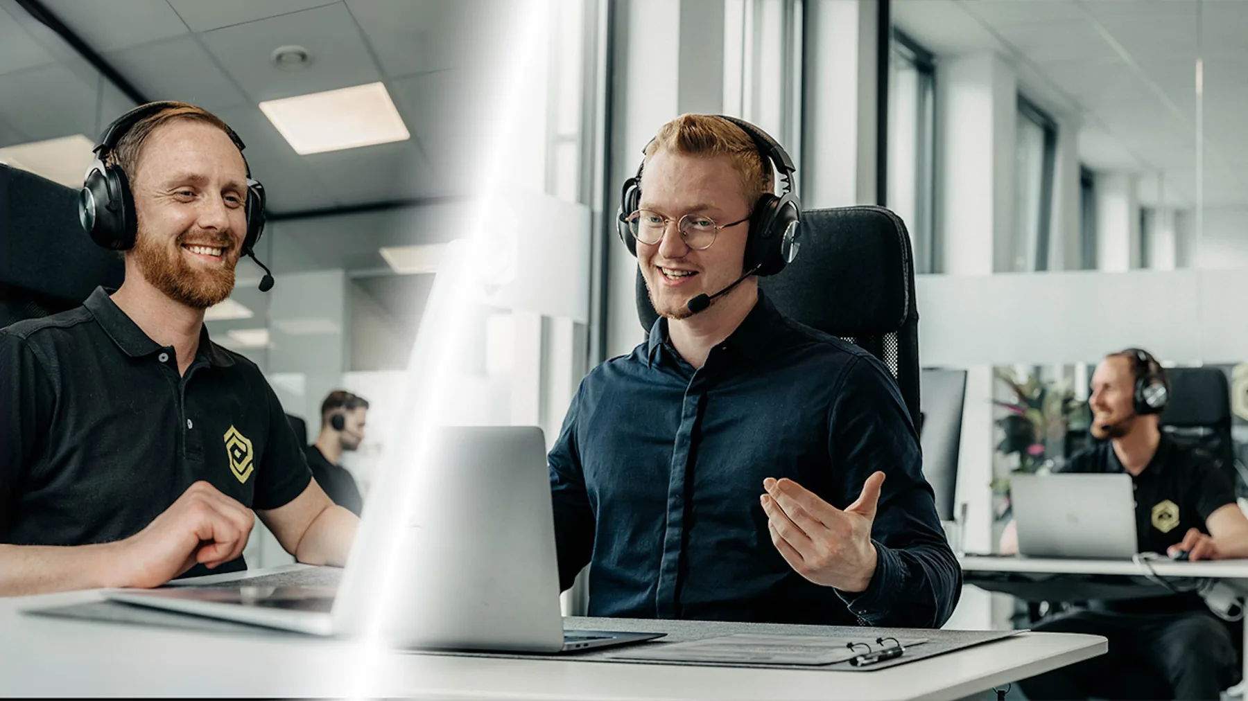 Mitarbeitende von Haag & Sondershausen arbeiten mit Headsets im Team